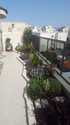 עיצוב גינה במרפסת בבית פרטי